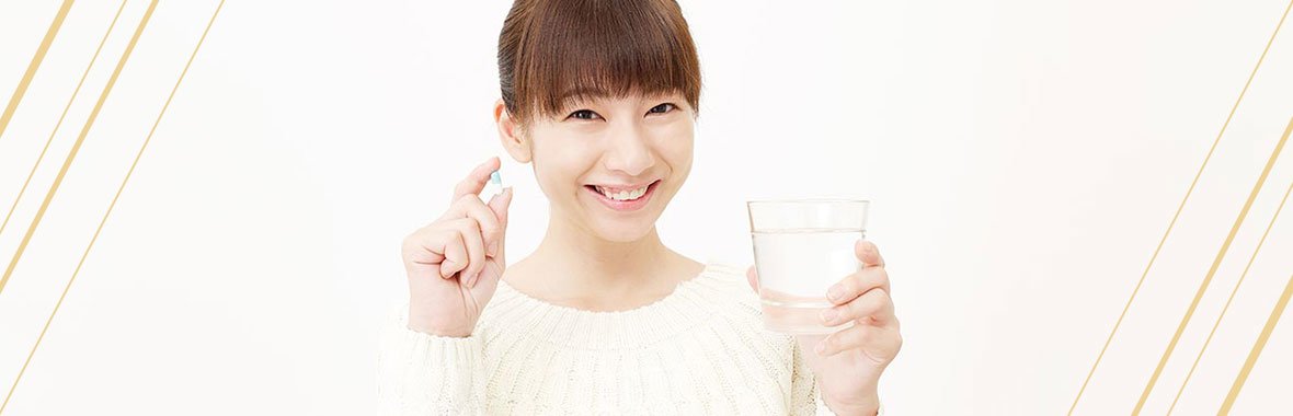 薬を飲む女性